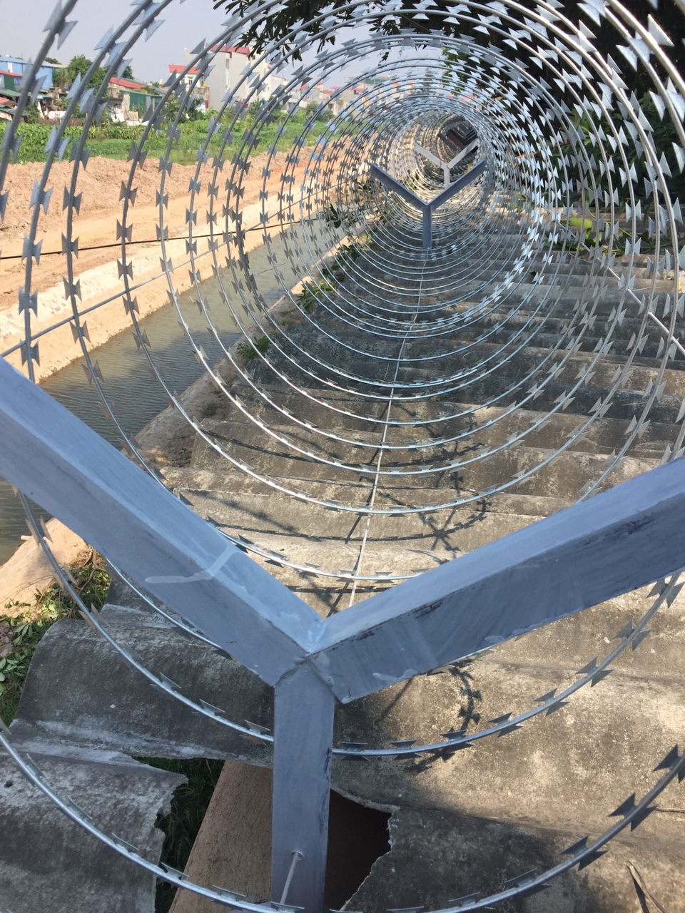 Thi Công Hàng Rào Dây Thép Gai - Đối Tác Thi Công Lưới Thép Hàn Làm Hàng Rào  Trên Muabannhanh
