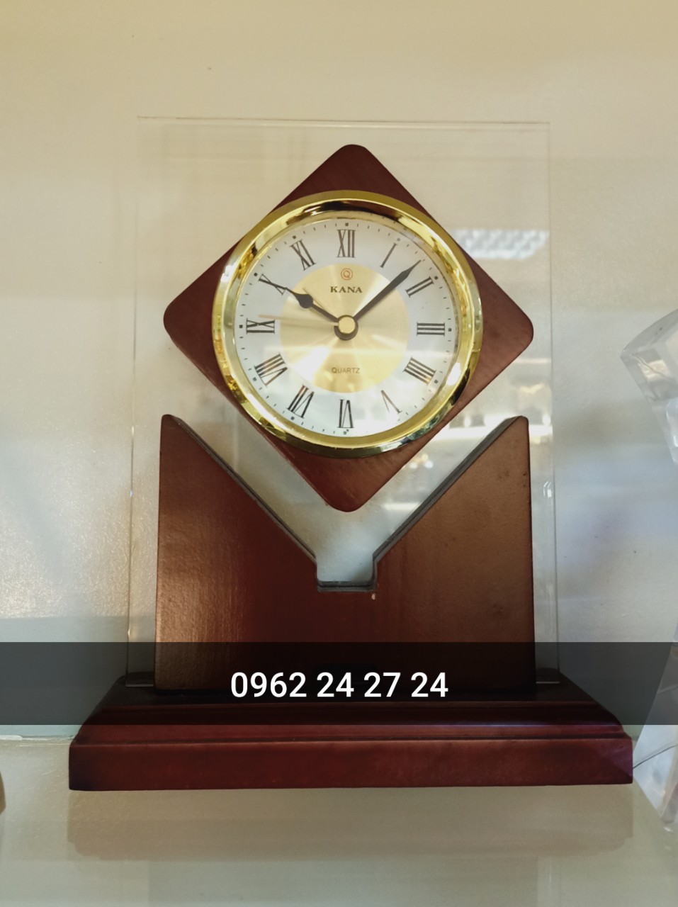 Địa chỉ sản xuất đồng hồ họp lớp, đồng hồ để bàn làm quà tặng kỷ niệm ngày tựu trường
